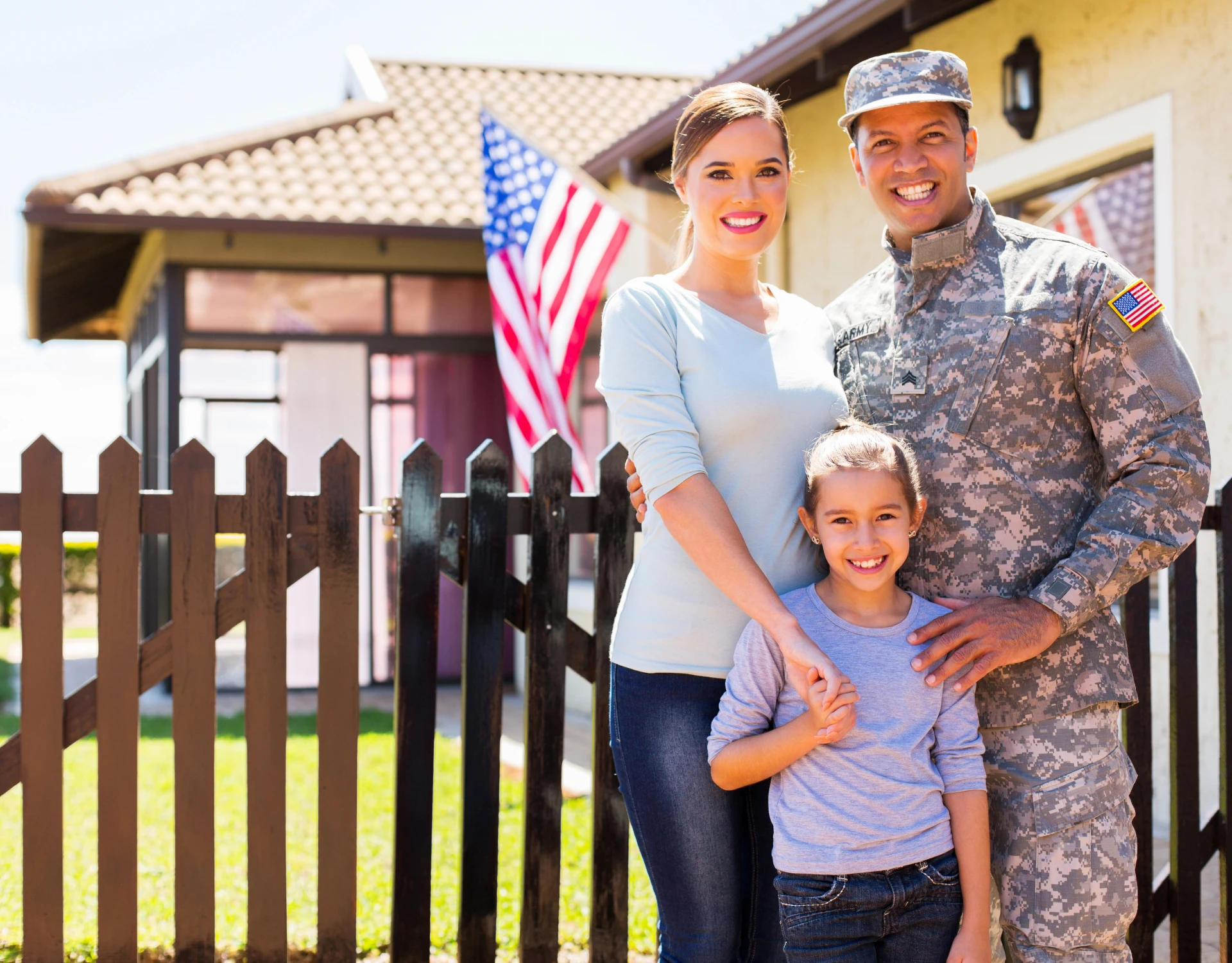 Soldier with family in front yard
